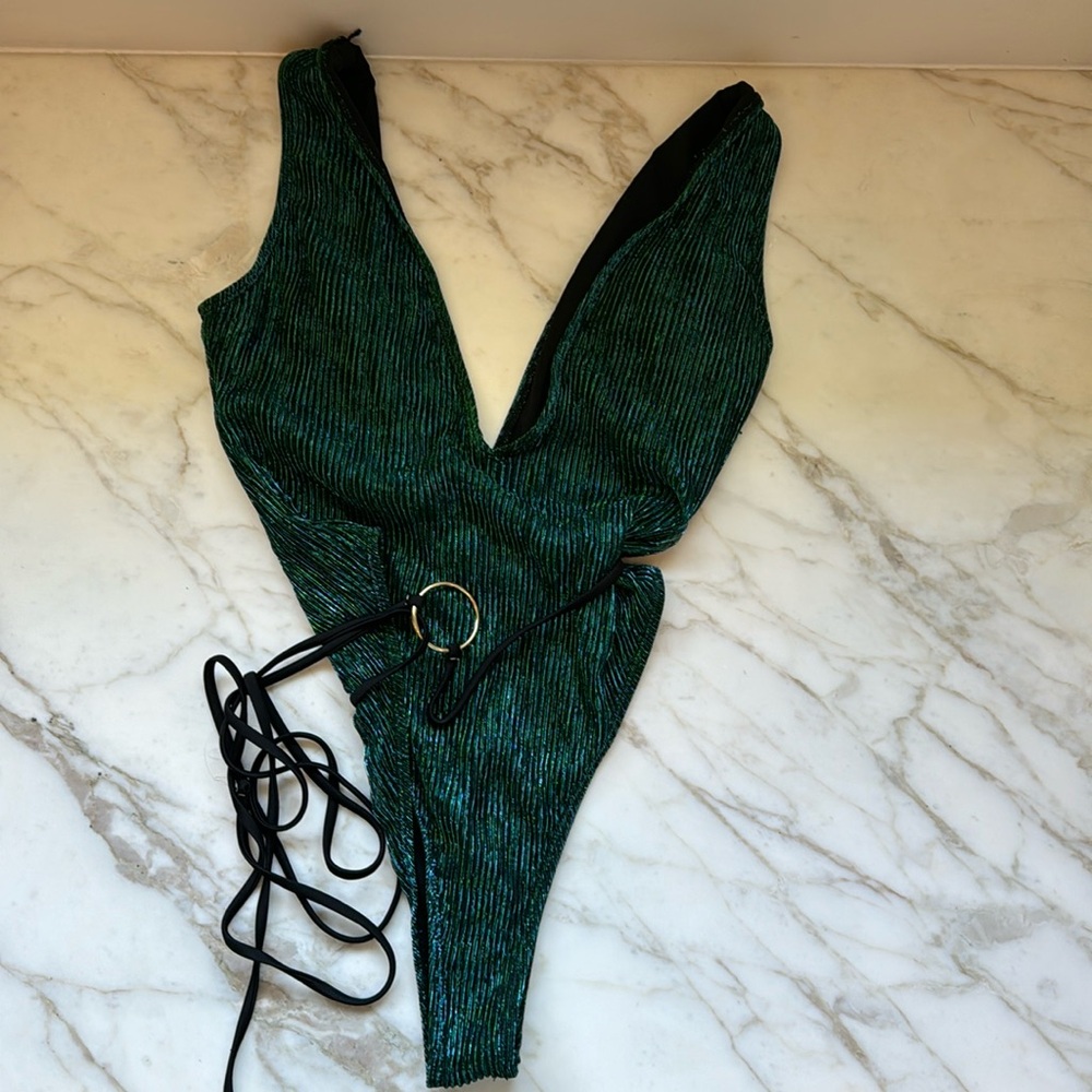 Mermaid vibes - super cute v front and high bikini fit